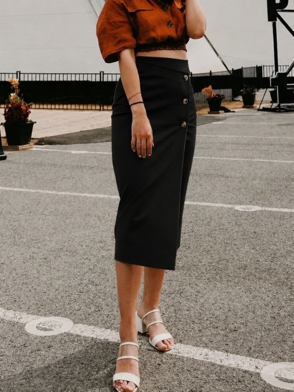 Aritzia Babaton Billy Button Midi Pencil Skirt Black Size 2